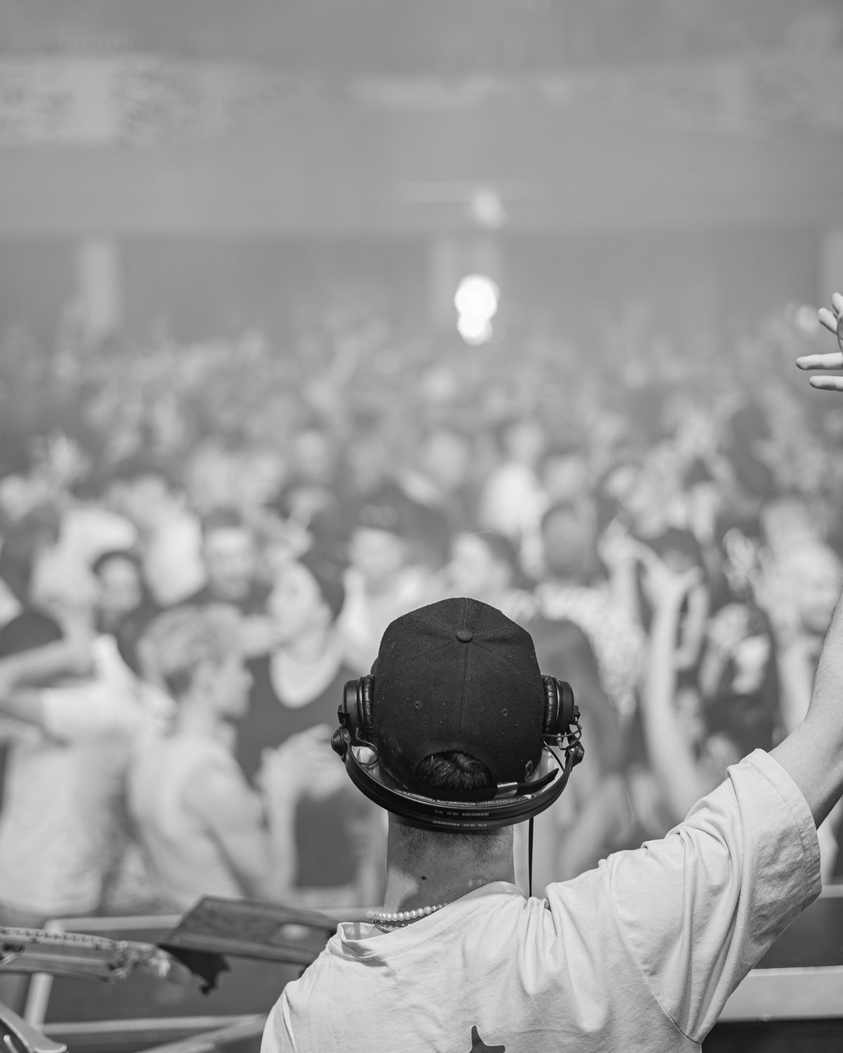 クラブでDJをするスタッフの後ろ姿