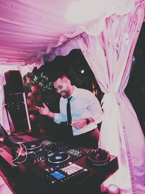 パーティーを盛り上げるDJ