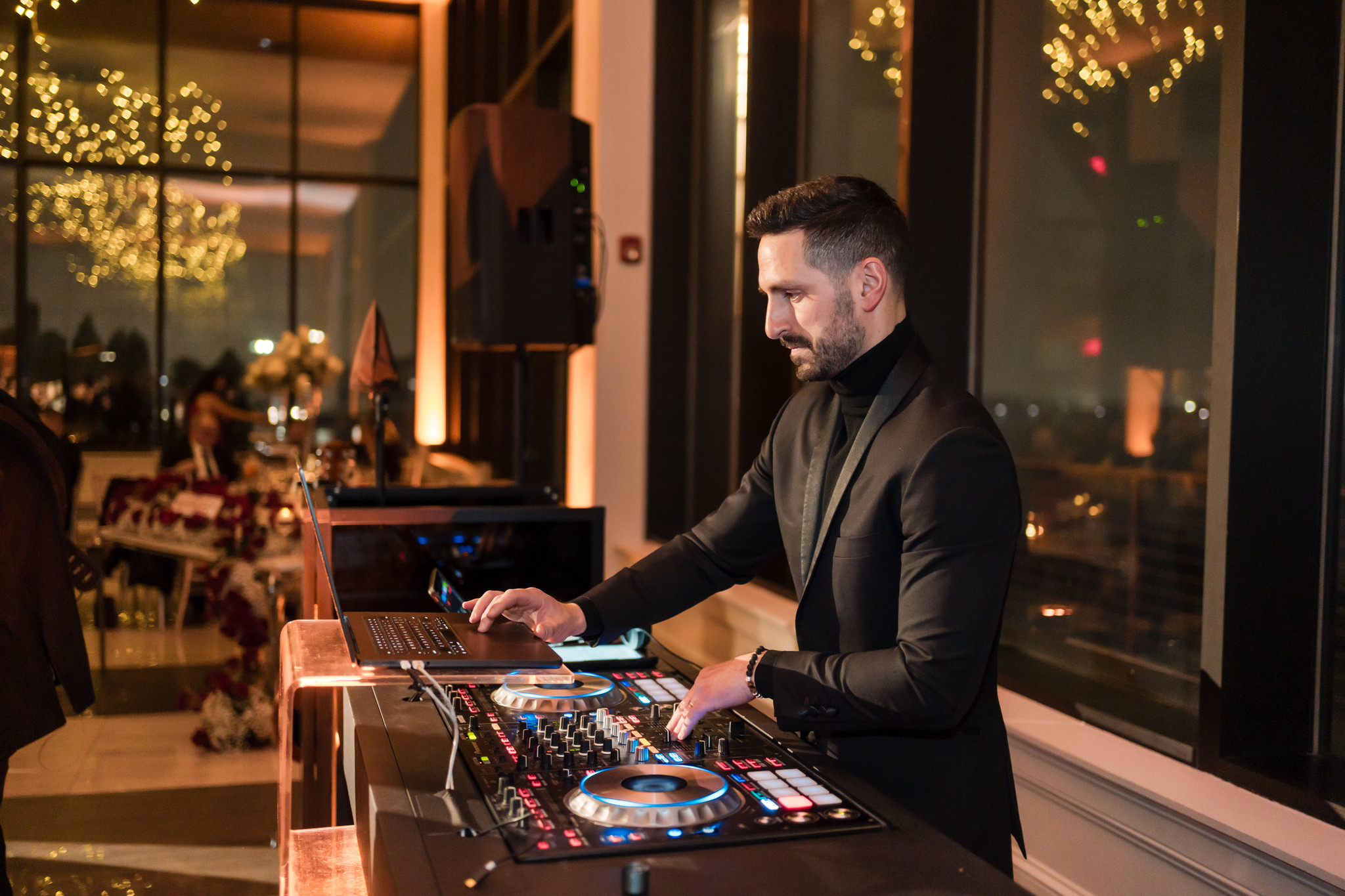 夜景を背景にプレイするDJ